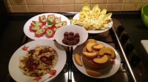 Pomodorini ripieni, barchette di belga, cous cous di mare, torta di frutta e tartufi crudisti